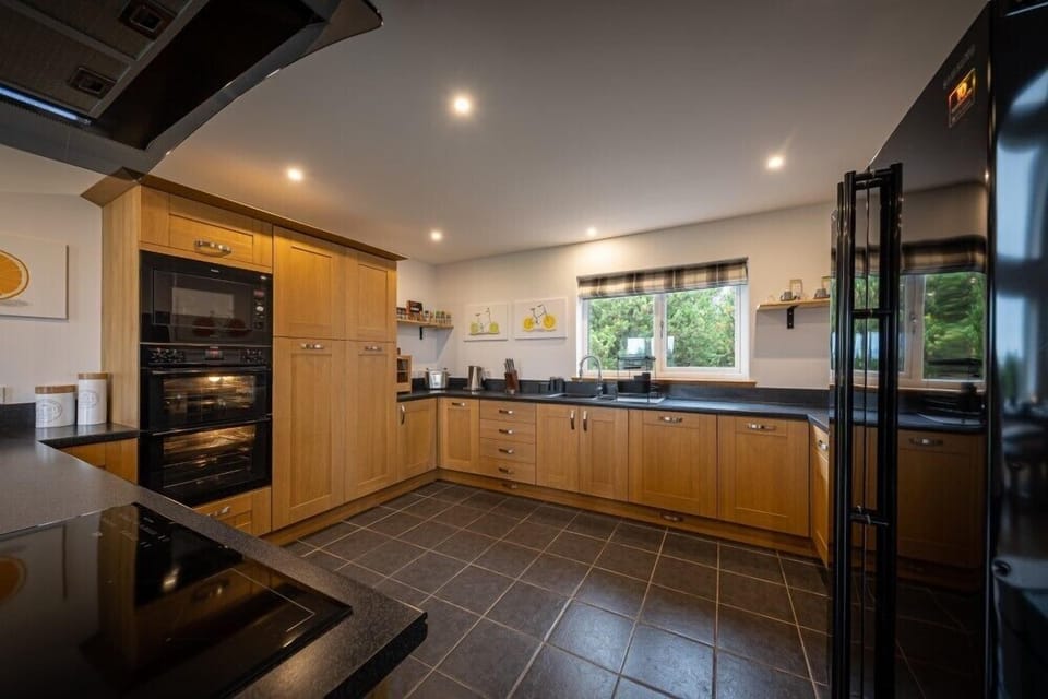 Cottage | Private kitchen | Fridge, dishwasher, cookware/dishes/utensils