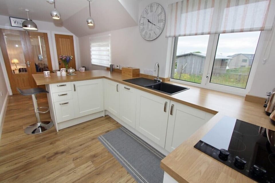 Cottage | Private kitchen | Fridge, dishwasher, cookware/dishes/utensils