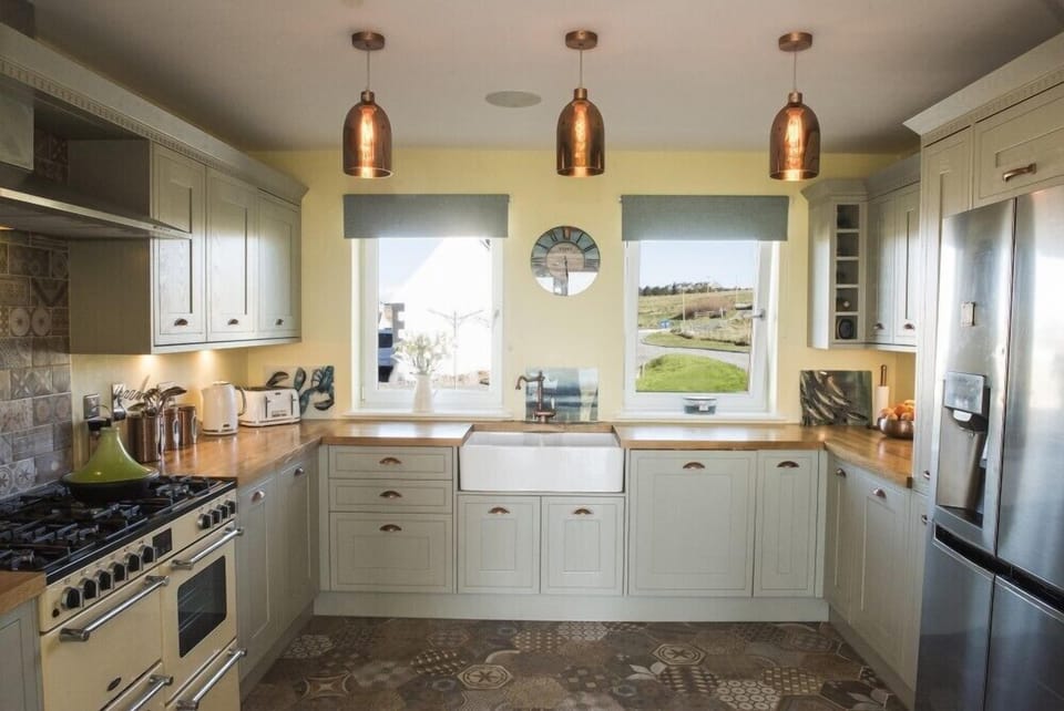 Cottage | Private kitchen | Dishwasher, cookware/dishes/utensils