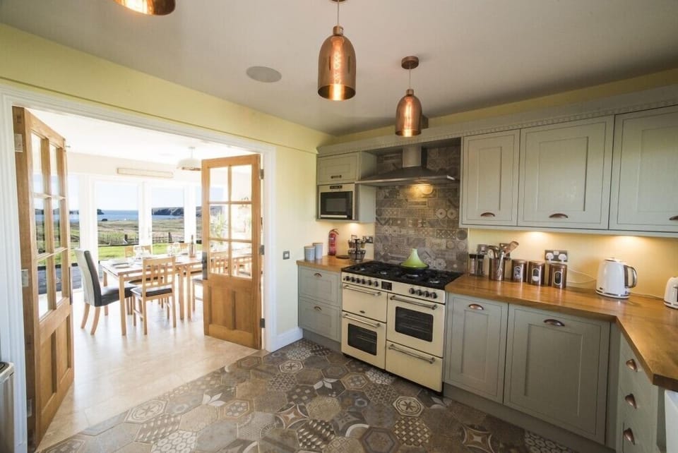 Cottage | Private kitchen | Dishwasher, cookware/dishes/utensils