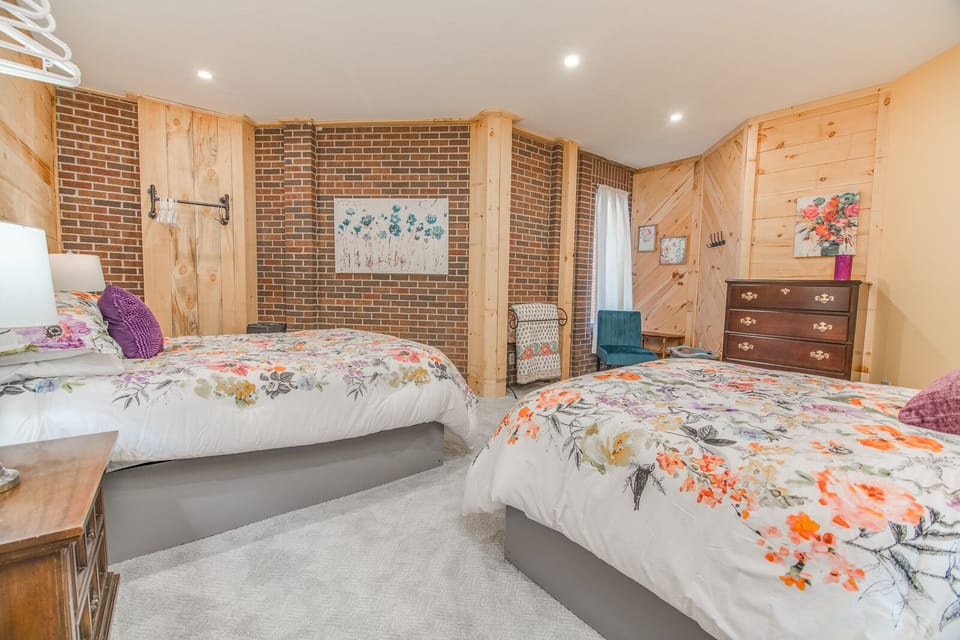 Floral Room #101
2 Queen
with room for a Pack 'n Play or a rollaway bed