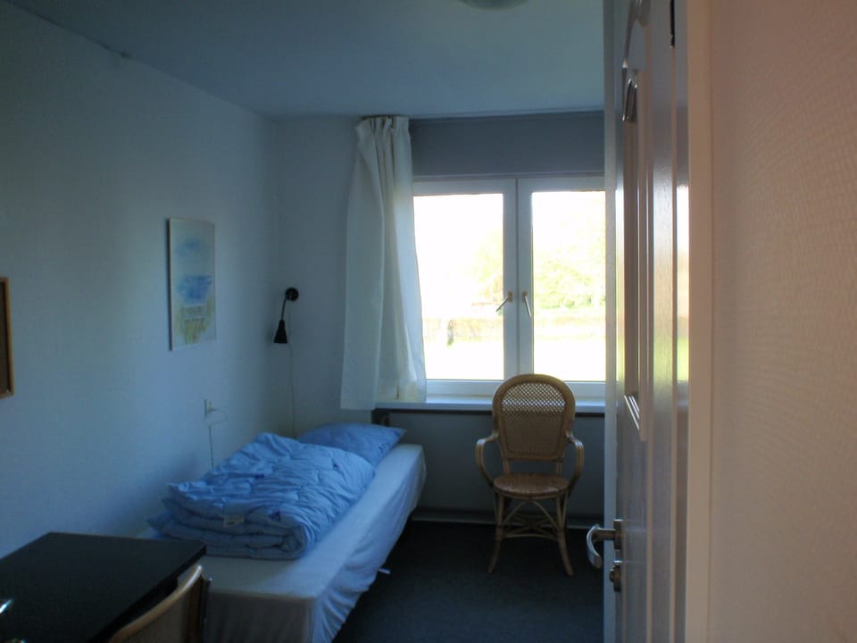 Economy Single Room, Shared Bathroom (with sink - linen excluded) | Individually decorated, desk, free cribs/infant beds