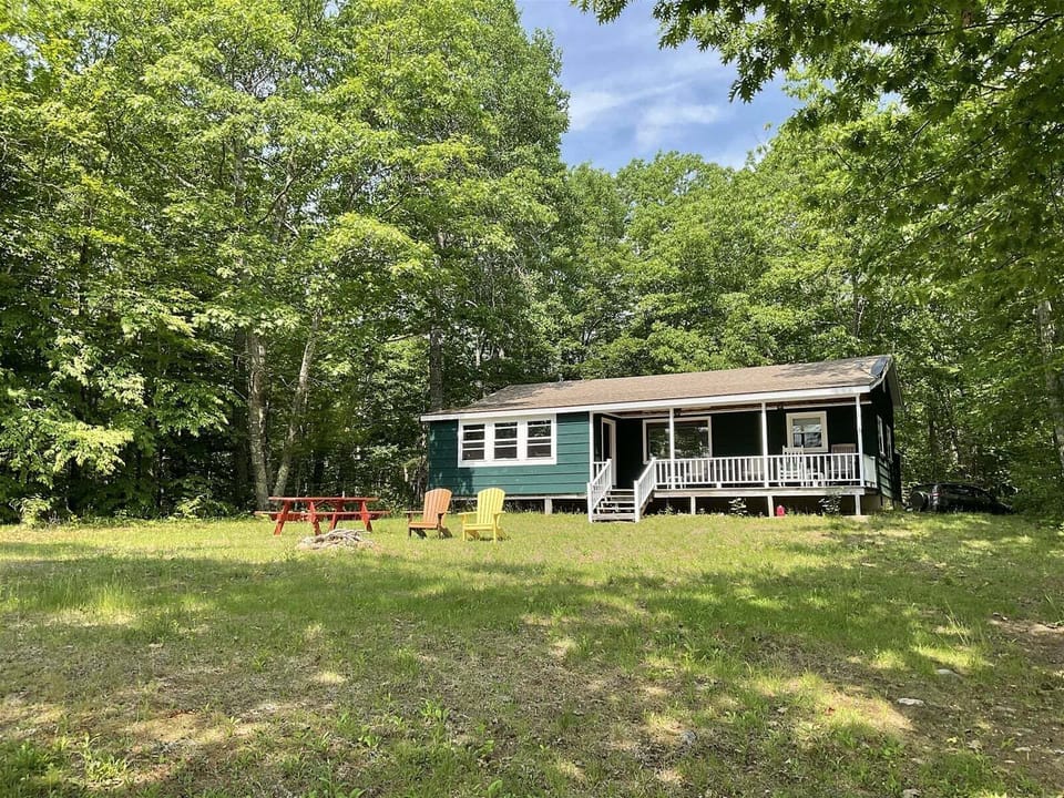 Lakefront summer cottage with nice yard