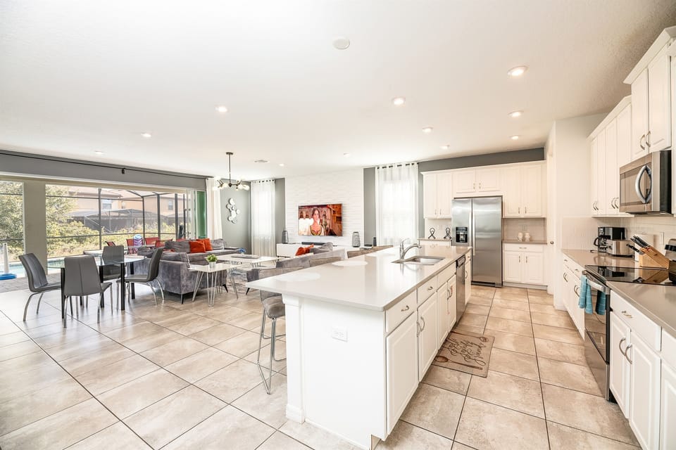 Contemporary Kitchen & Living Area: Bright, spacious design with a view, perfect for gatherings!