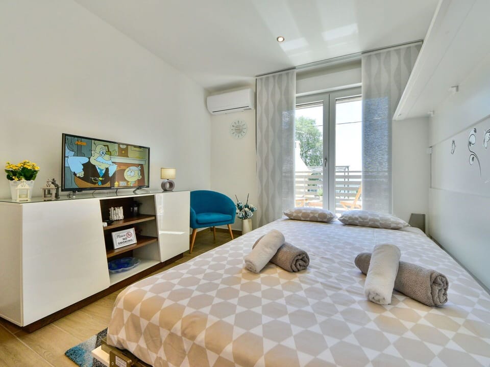 Furniture, Property, Window, Comfort, Building, Azure, Wood, Interior Design, Picture Frame, Bed Frame