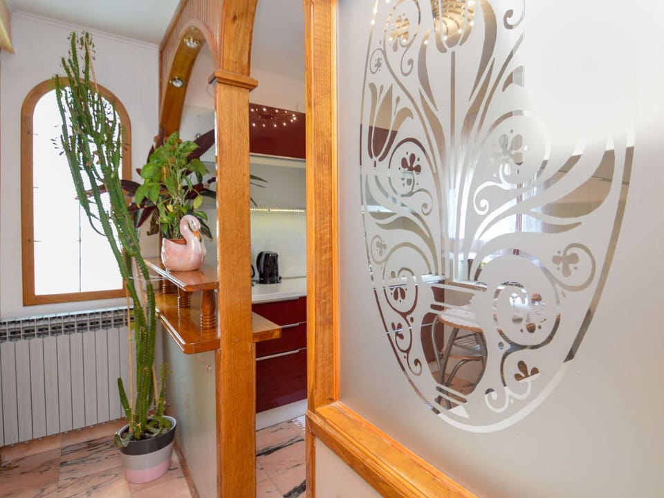 Plant, Flowerpot, Houseplant, Wood, Building, Wall, Twig, Door, House, Terrestrial Plant