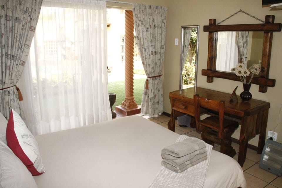 Single Room with double bed | Minibar, in-room safe, desk, WiFi (free)