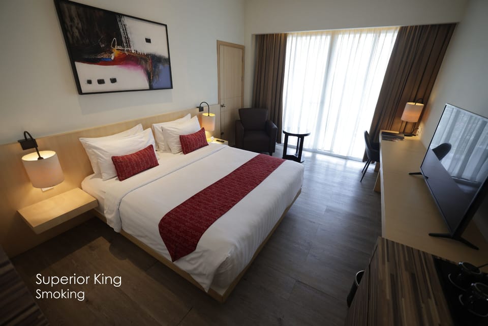 Superior King Smoking | Premium bedding, minibar, in-room safe, desk