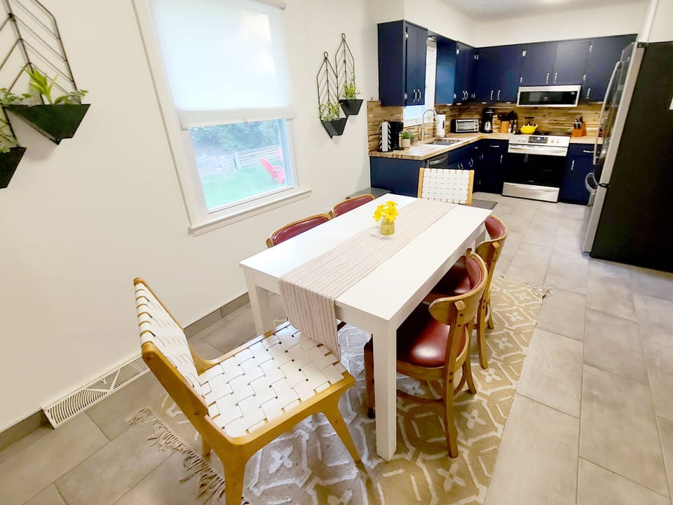 Sunny & bright dining area for 6