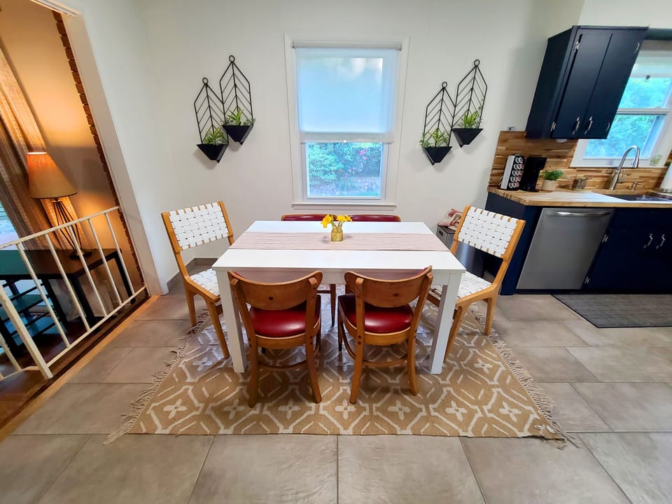 Dining area for 6