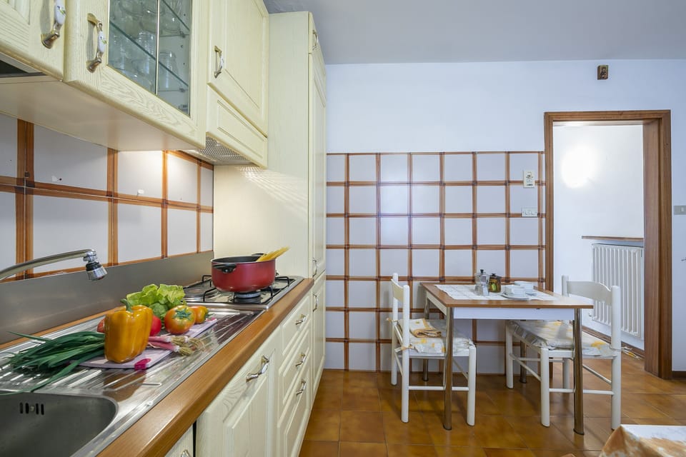 The kitchen seen from another angle