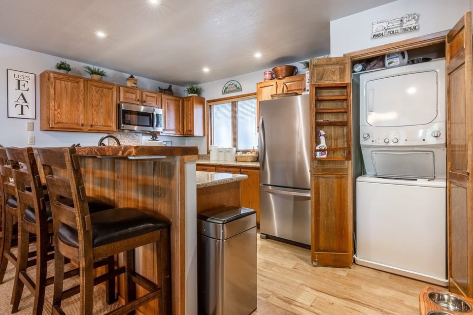 Fully Equipped Kitchen with 4 Bar Stools / Granite Countertops