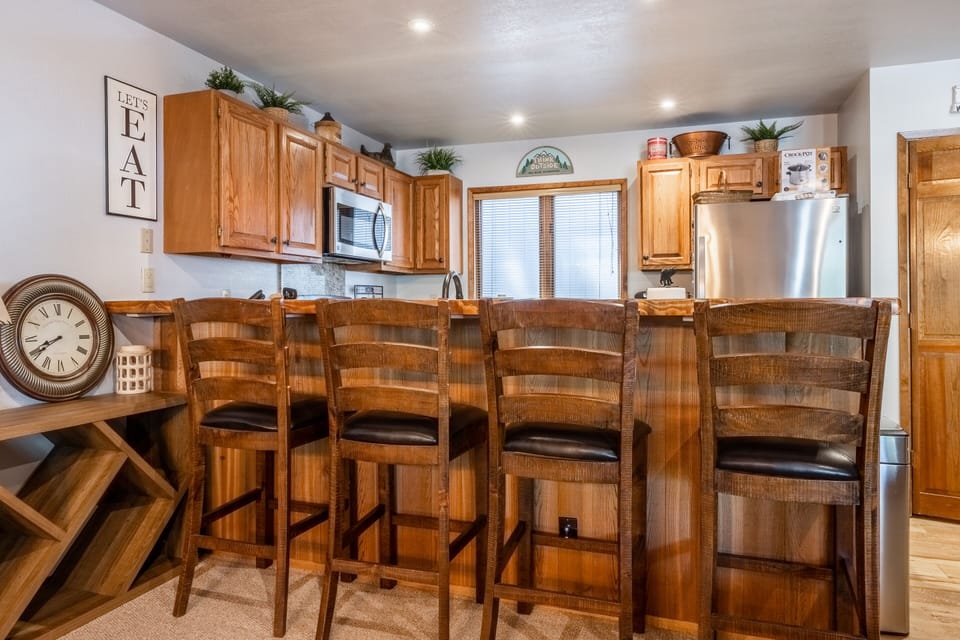 Fully Equipped Kitchen with 4 Bar Stools / Granite Countertops
