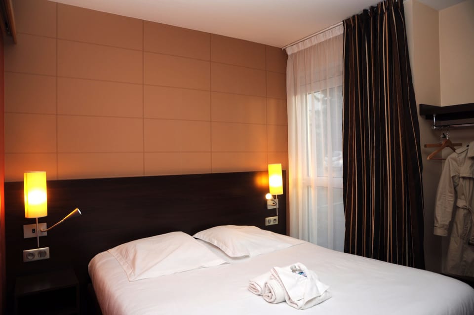 Family Room, Accessible | Premium bedding, desk, laptop workspace, blackout drapes