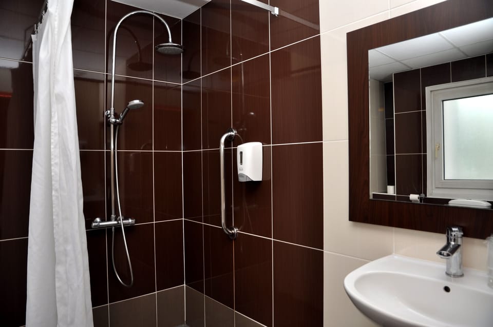 Family Room, Accessible | Bathroom | Shower, eco-friendly toiletries, hair dryer, towels