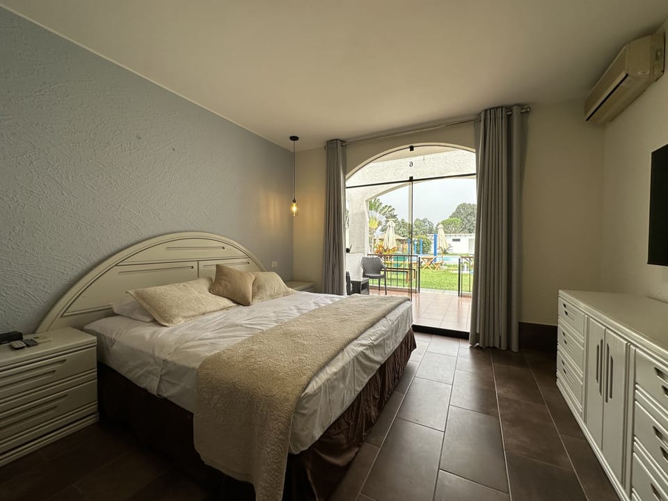 Comfort Room | In-room safe, bed sheets