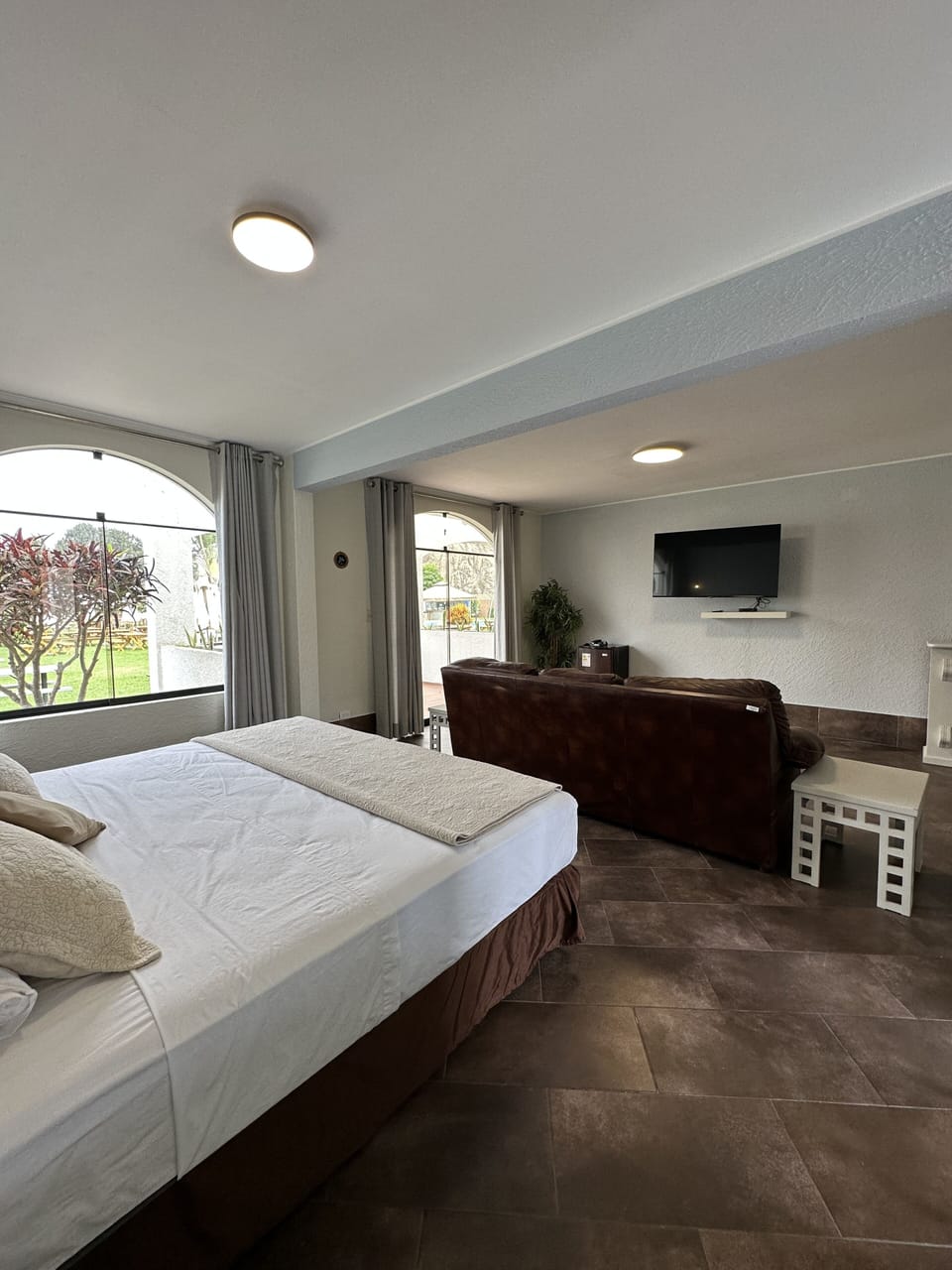 Deluxe Room | In-room safe, bed sheets