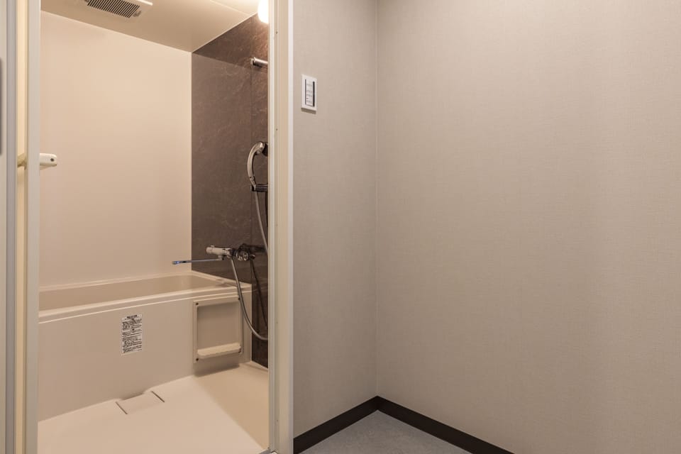 Basic Twin Room | Bathroom