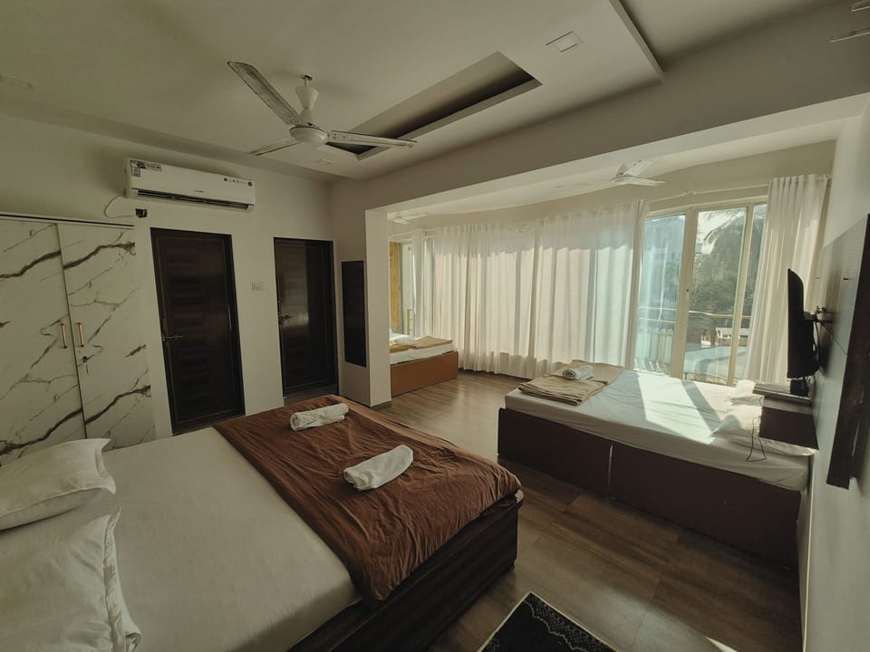 Family Room | Hypo-allergenic bedding, free WiFi, bed sheets