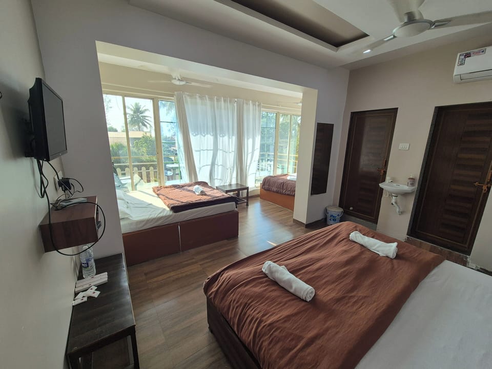 Family Room | Hypo-allergenic bedding, free WiFi, bed sheets