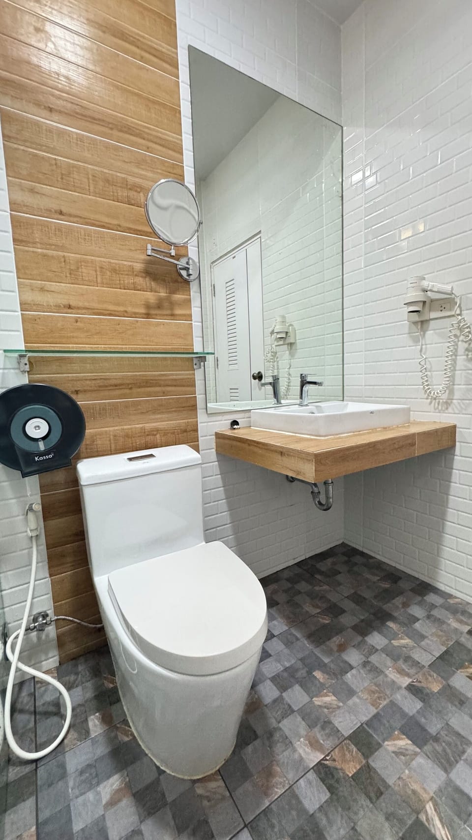 Deluxe Triple Room | Bathroom | Free toiletries, bathrobes, slippers, towels
