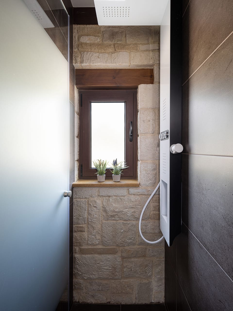 Villa | Bathroom | Shower, hydromassage showerhead, free toiletries, hair dryer