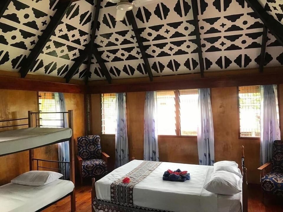 Deluxe Cabin, 1 Bedroom, Partial Ocean View, Beachside | Bed sheets