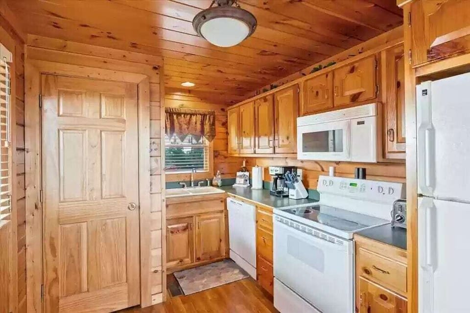 Heavenly Peak Lodge's fully equipped kitchen