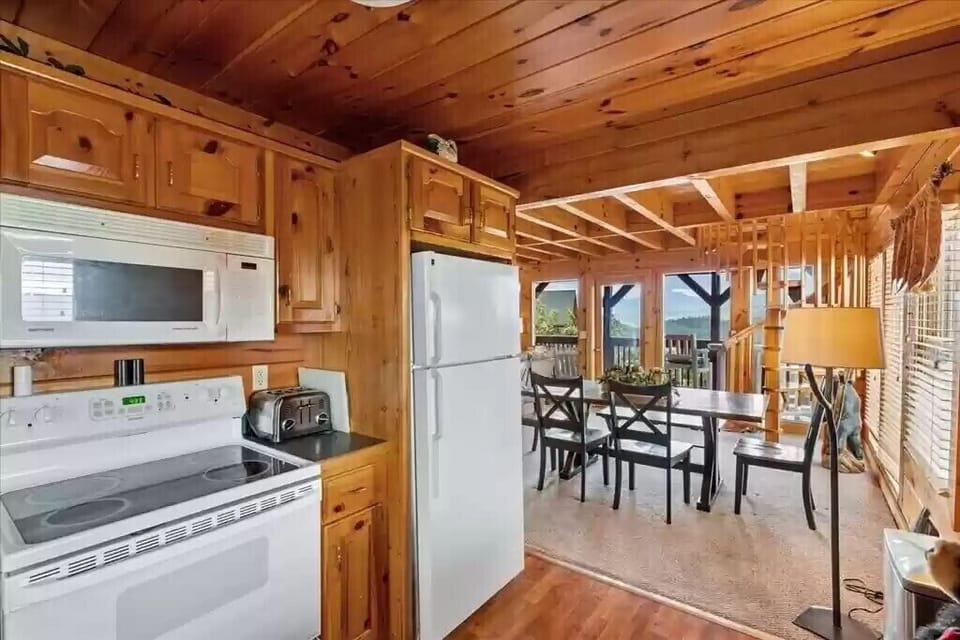Heavenly Peak Lodge's fully equipped kitchen
