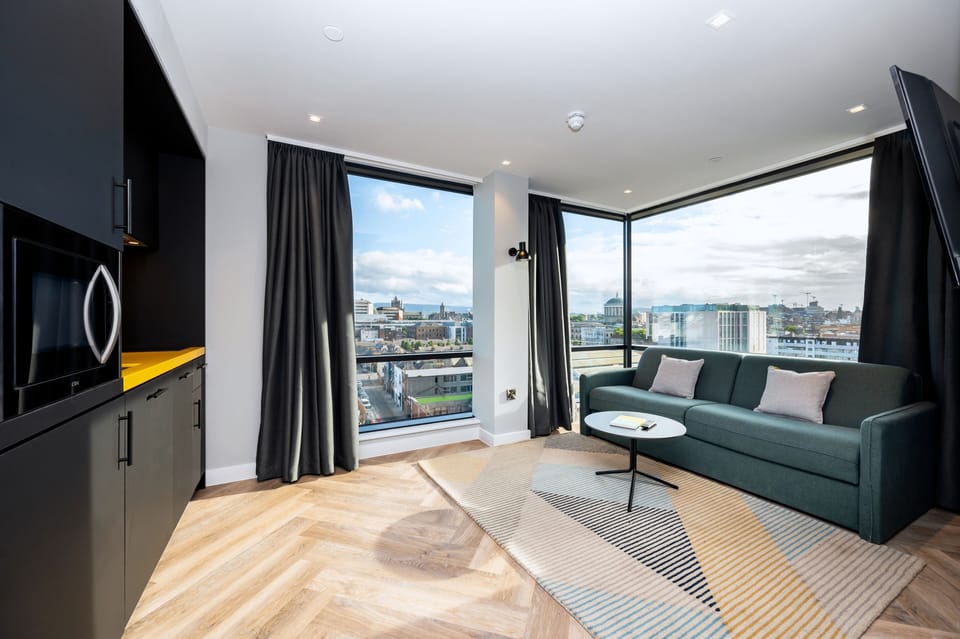 1 Bedroom Apartment | Hypo-allergenic bedding, in-room safe, laptop workspace, blackout drapes