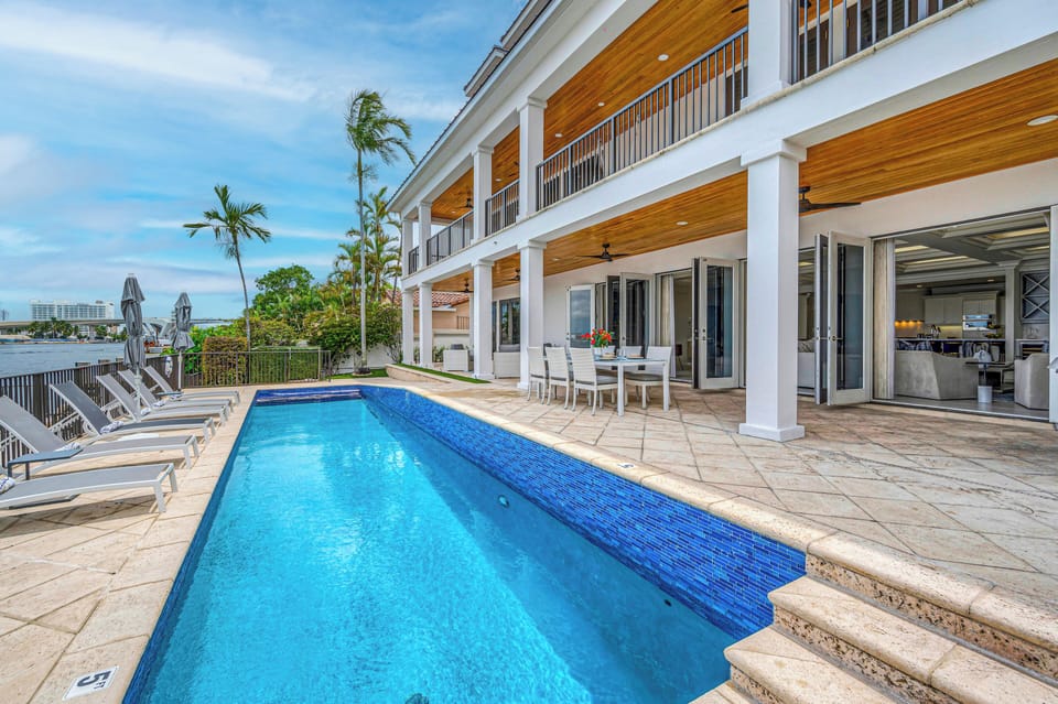 Observe as the yachting capital of the world reveals itself though floor to ceiling windows, from the heated pool, the deck featuring a fire pit or even from the private beach.