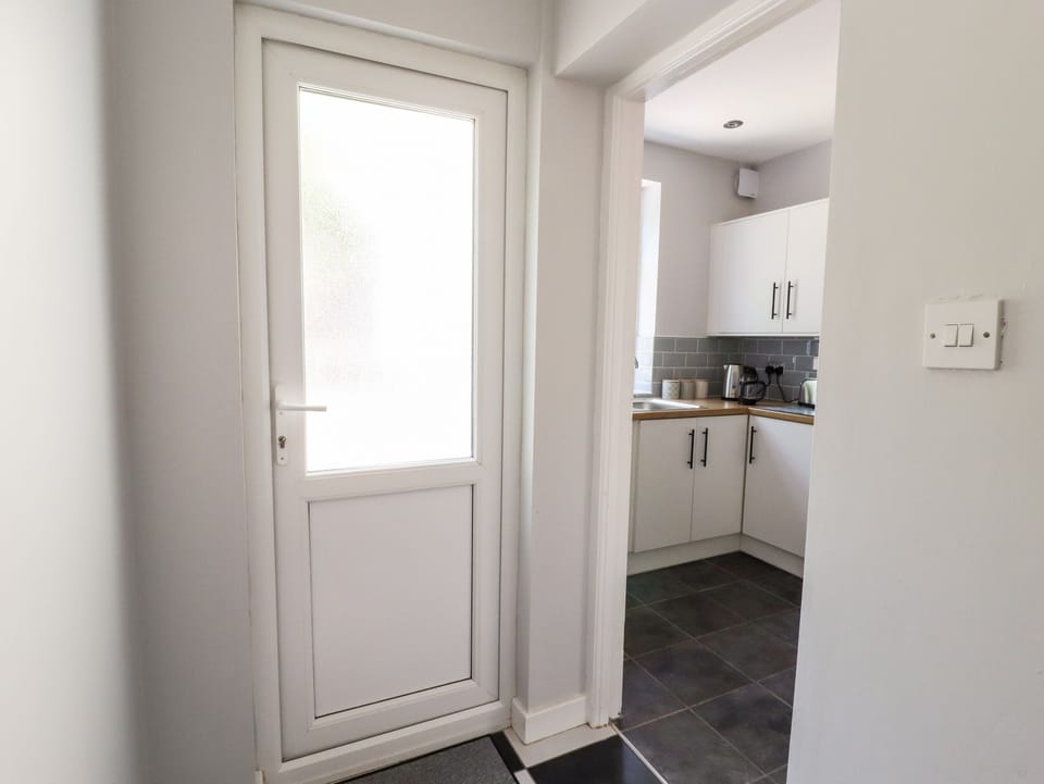 Cottage | Private kitchen | Fridge, dishwasher, electric kettle, toaster