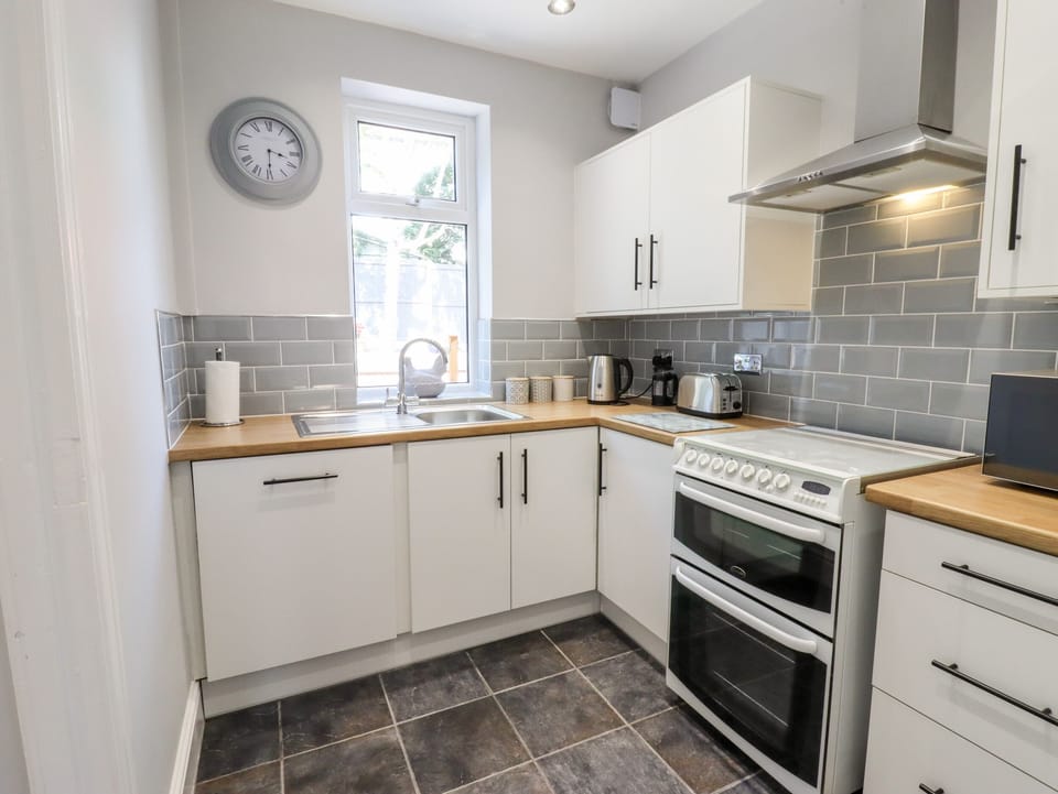 Cottage | Private kitchen | Fridge, dishwasher, electric kettle, toaster
