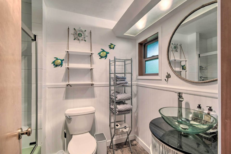 Full Bathroom | Complimentary Toiletries
