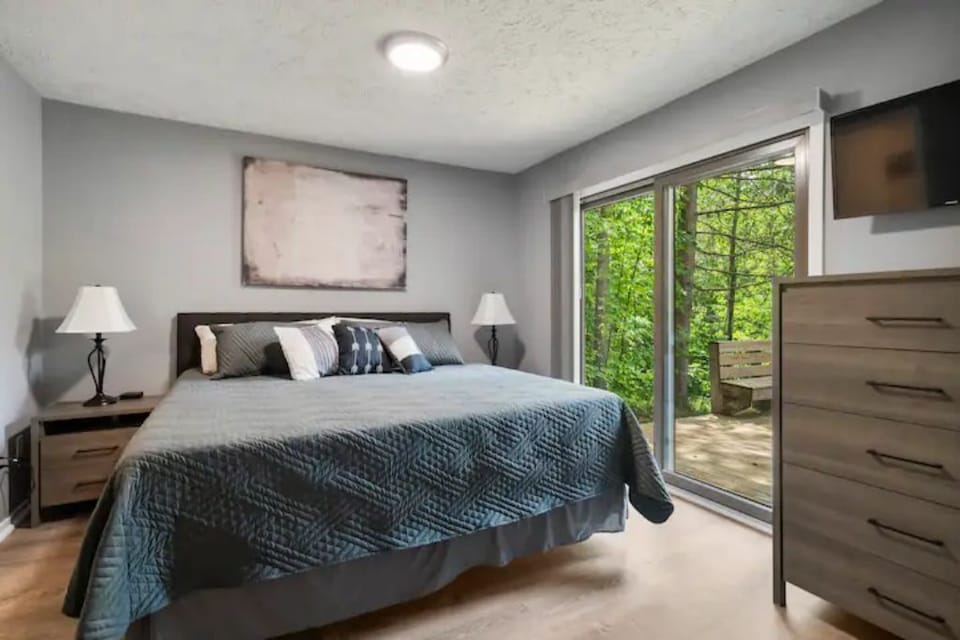 Spacious master with new mattress and beautiful views