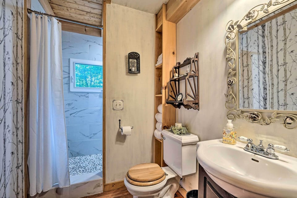 Full Bathroom | Complimentary Toiletries