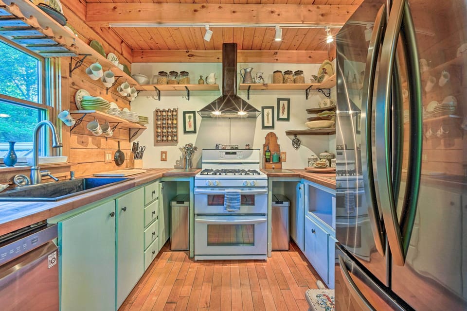 Farmhouse Kitchen | Cooking Basics Provided