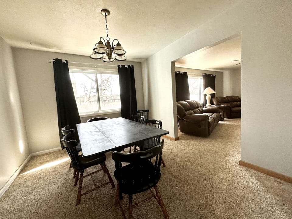 Dining room (seating for 8)