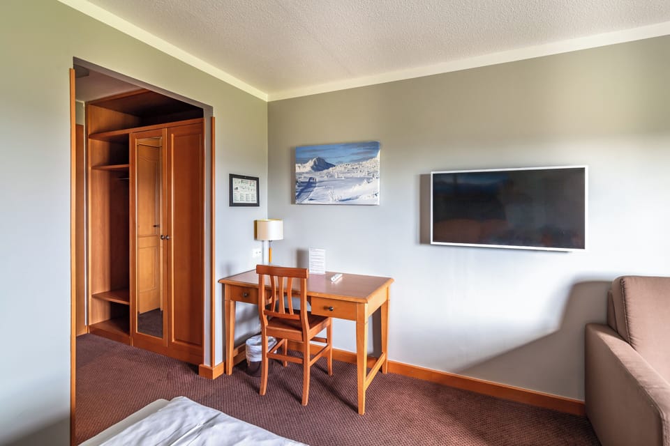 Double Room, Mountain View | Desk, WiFi (free), bed sheets