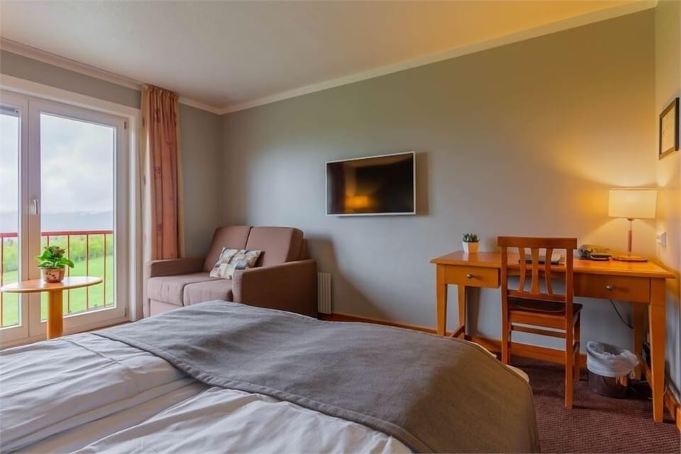 Double Room, Mountain View | Desk, WiFi (free), bed sheets