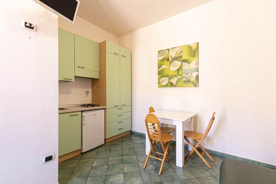 Kitchen and table-Casa Bartolomea-Elba Island