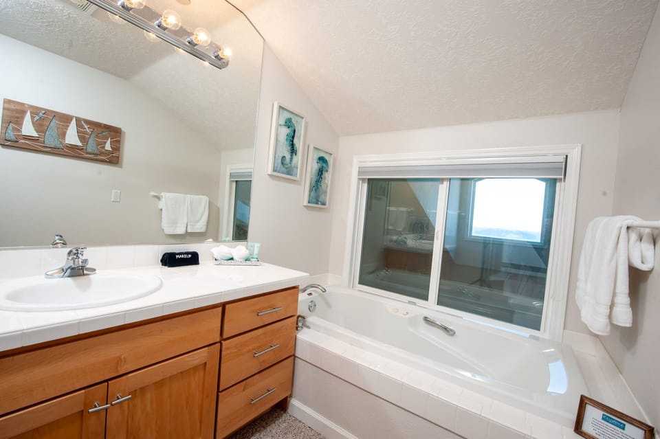 Upstairs Full Bathroom
