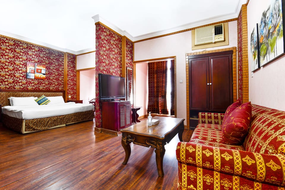 Junior Suite | Desk, WiFi (free), bed sheets
