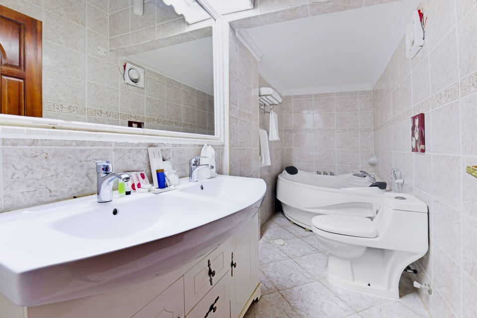 Junior Suite | Bathroom | Shower, towels