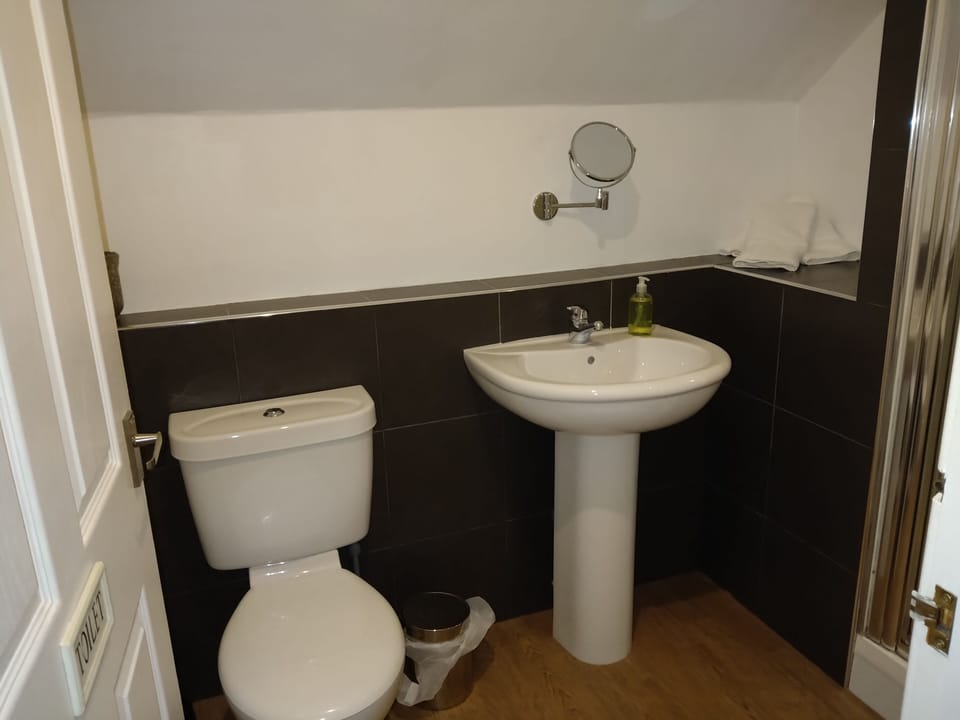 5 Bedrooms, Sleeps 10-12 w/ Wifi, Parking & Garden House in Scotland