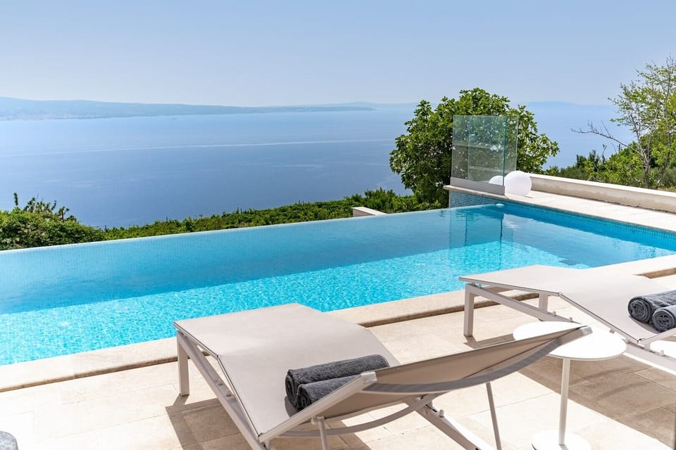 Panoramic sea and island views, a Hot-Tub, infinity pool, table tennis, capacity for 8 people.
