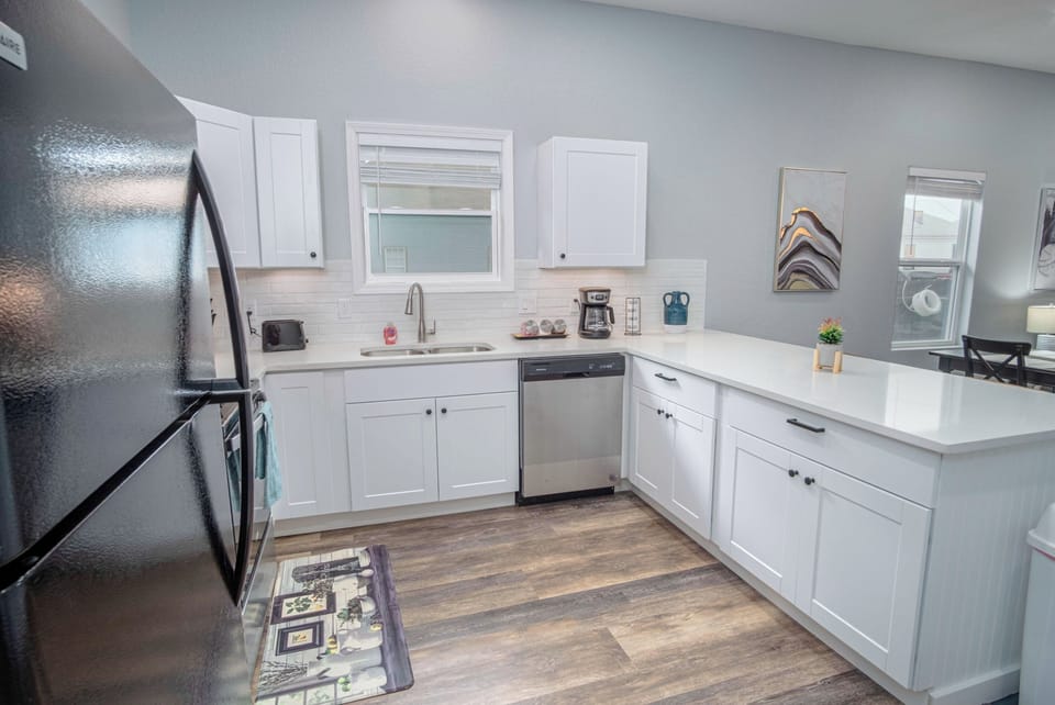 House (4 Bedrooms) | Private kitchen | Microwave, oven
