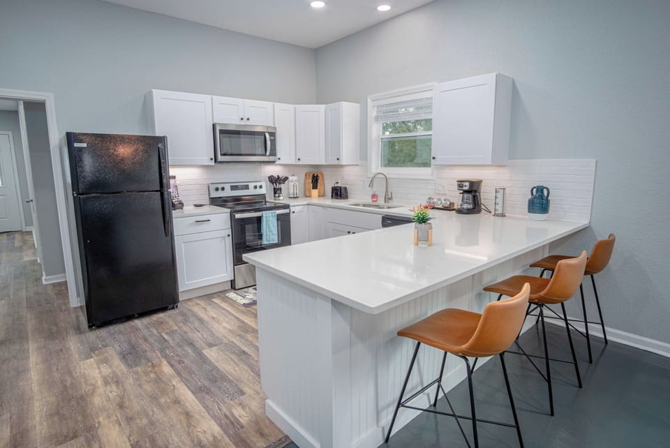 House (4 Bedrooms) | Private kitchen | Microwave, oven