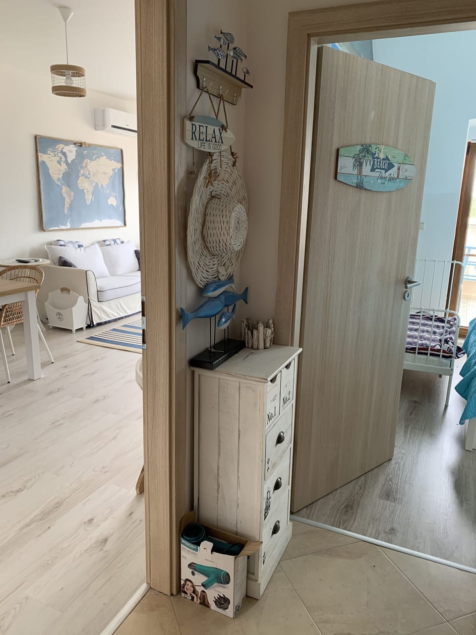 👈 Living room / Bathroom 👉 