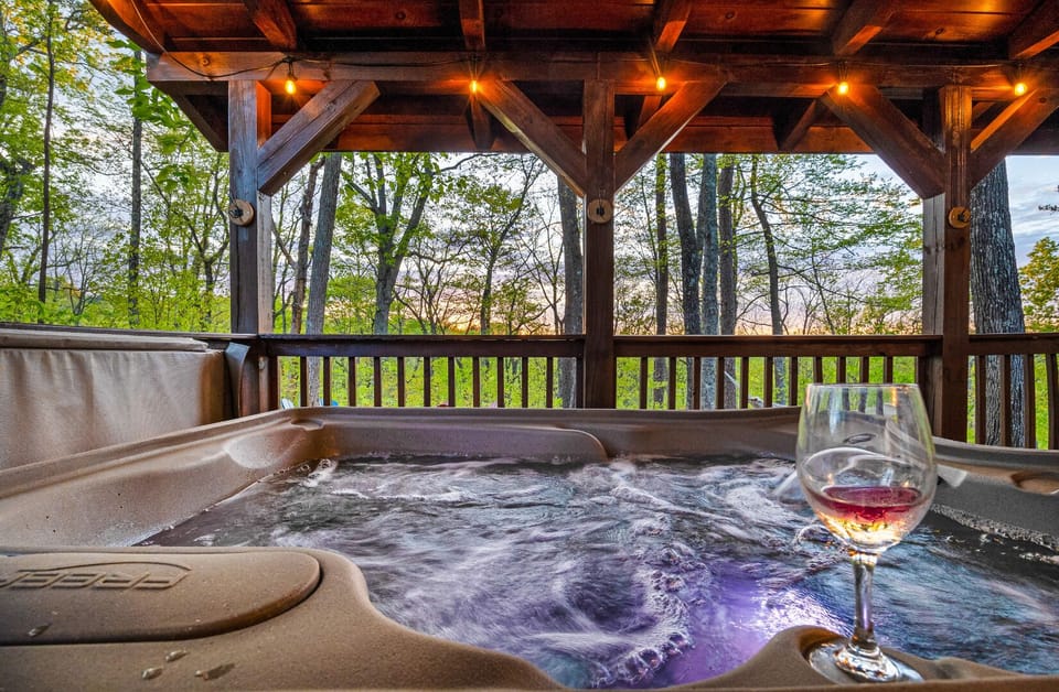 New hottub! No neighbors, no privacy walls, open beautiful views all to yourself